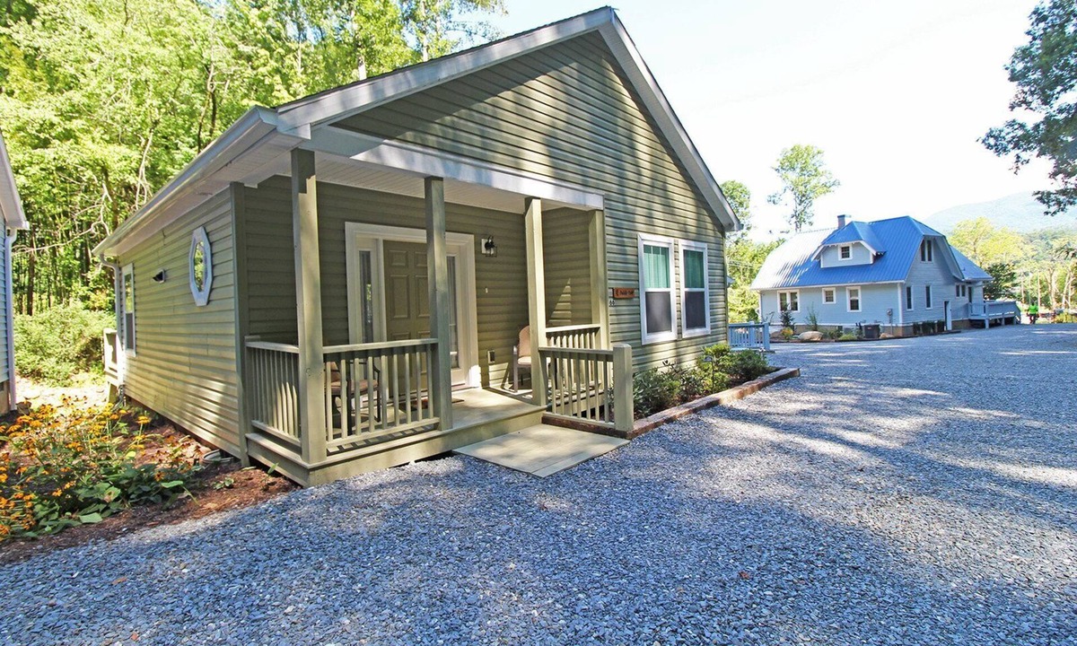 Bryson City Cottage | Cuddle Cove Modern, Creekside Home right by the Heart of Bryson City