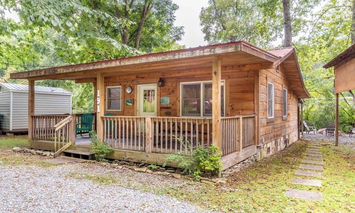 Bryson City Cabin | Deep Creek Cottage-Creek side- close to the Polar Express