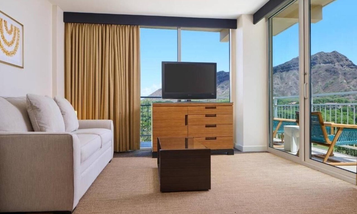 Diamond Head - Kapahulu - St. Louis Hotel | Diamond Head View Junior Suite | Kaimana Beach Hotel | Steps to the Beach