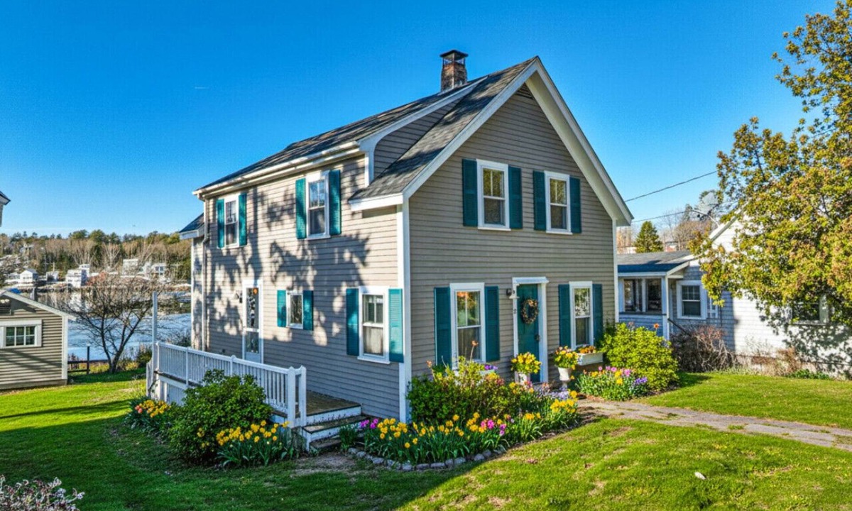 Boothbay Harbor House | Downtown Waterfront Cottage with shoreline sitting room