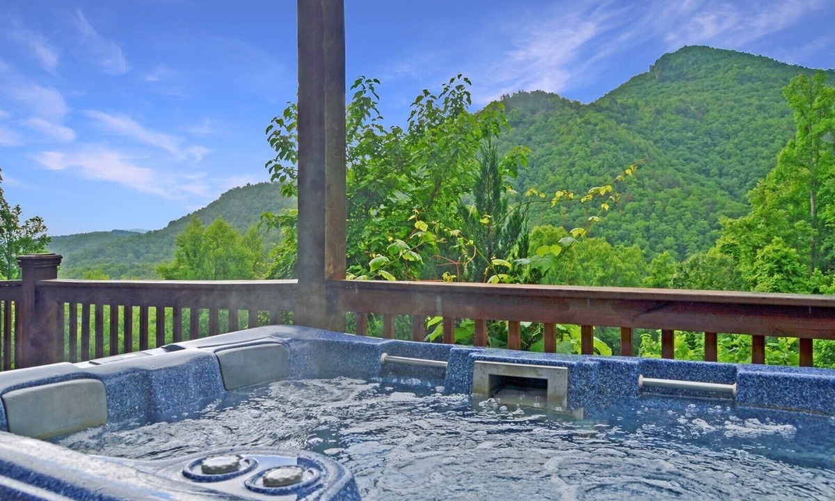 Bryson City Cabin | Dreamcatcher - Free Railroad Tix - secluded - Fire Pit and Outdoor Bed Swing