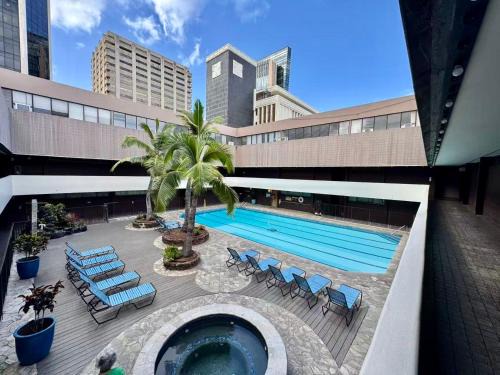 Downtown Honolulu Apartment | Duplex Close to HPU Waikiki Pool Terrace Laundry One and Half Bath for 15person