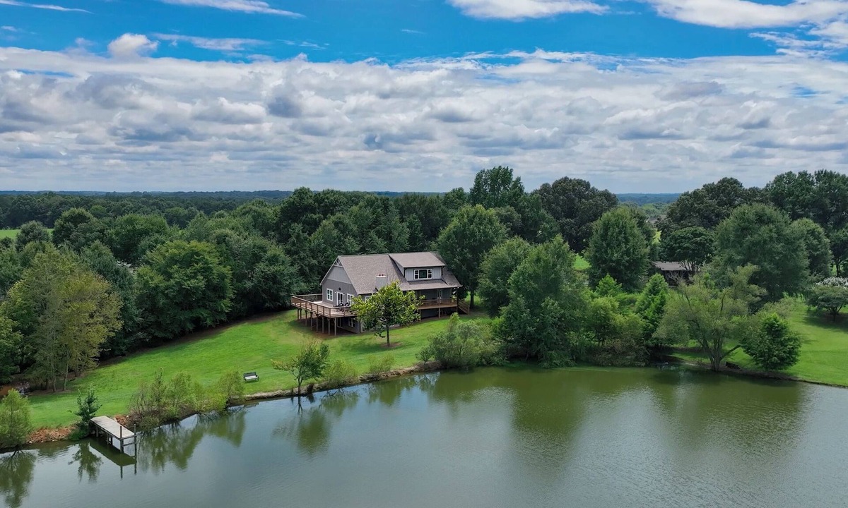 Union County House | Eagle's Nest at Mimosa Lake Retreat - 24 Acre Lakefront Property