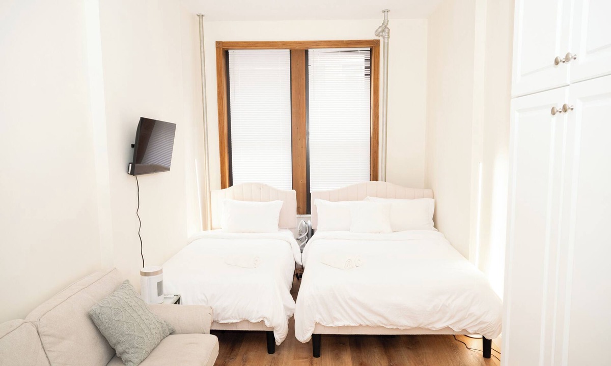 Ukrainian Village Apartment | East Village Center Apartment w Full Amenities Great New York Location