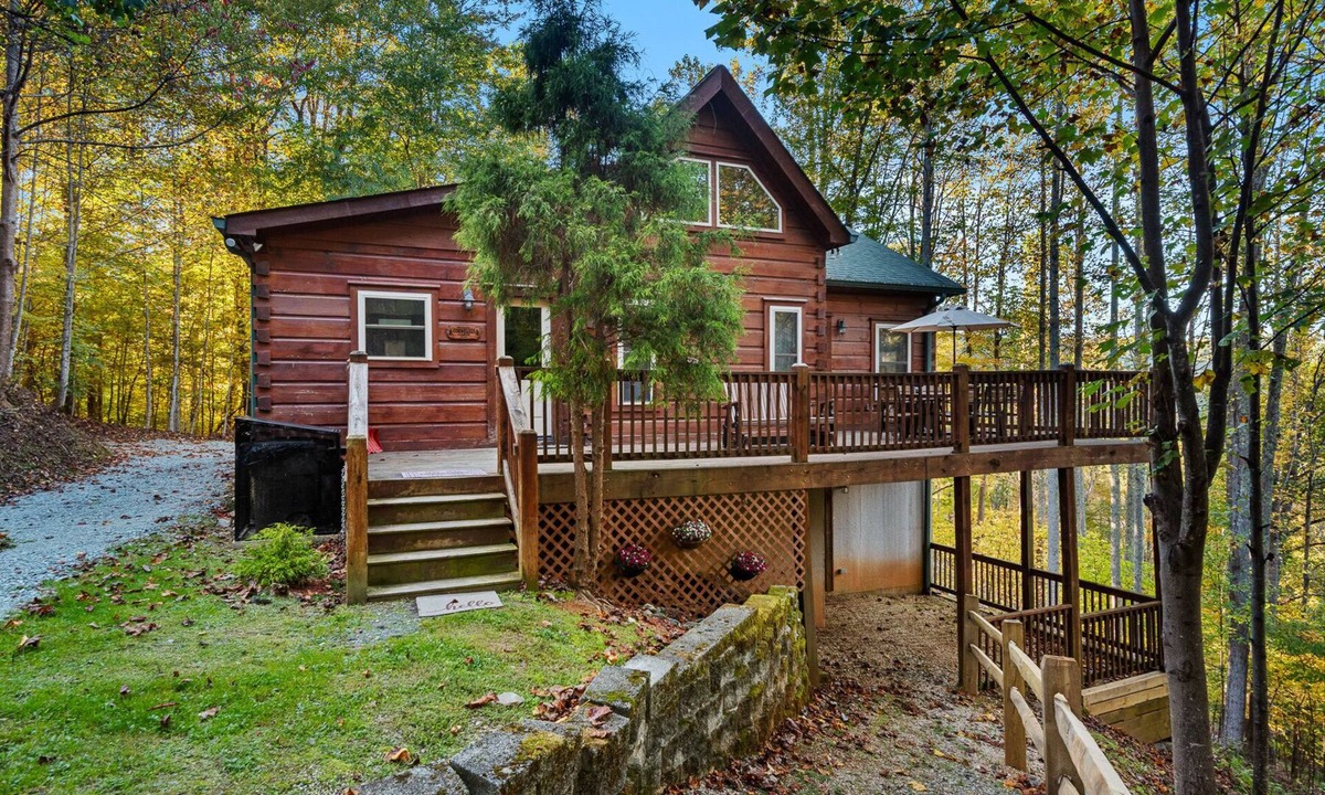 Banner Elk Cabin | Falling Waters - hot tub, game table, views!