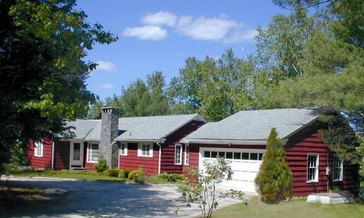 South Casco House | Family compound on Thomas Pond featuring main house and two small cottages.