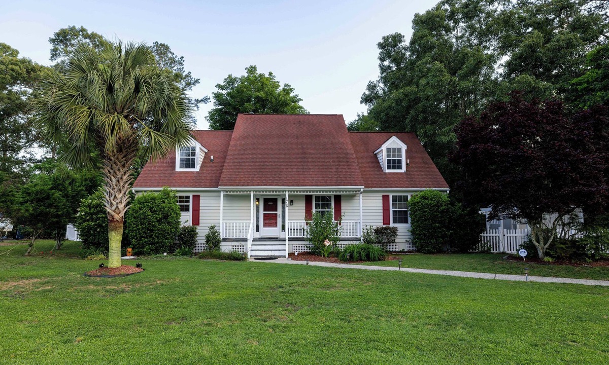 Conway Cottage | Family/Pet Friendly Riverfront Cottage with private Fishing Deck and Boat Dock.
