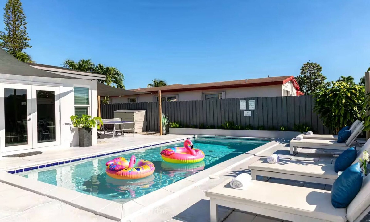 Driftwood House | FIFA 2026 Near HardRock Stadiums 3B Pool Home King Bed Grill Ping Pong