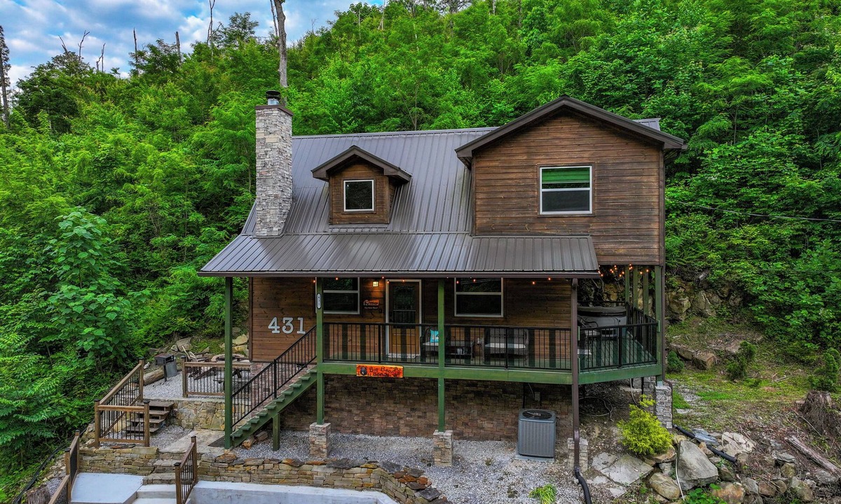 Chalet Village North Cabin | Gatlinburg Family Favorite! Central location!