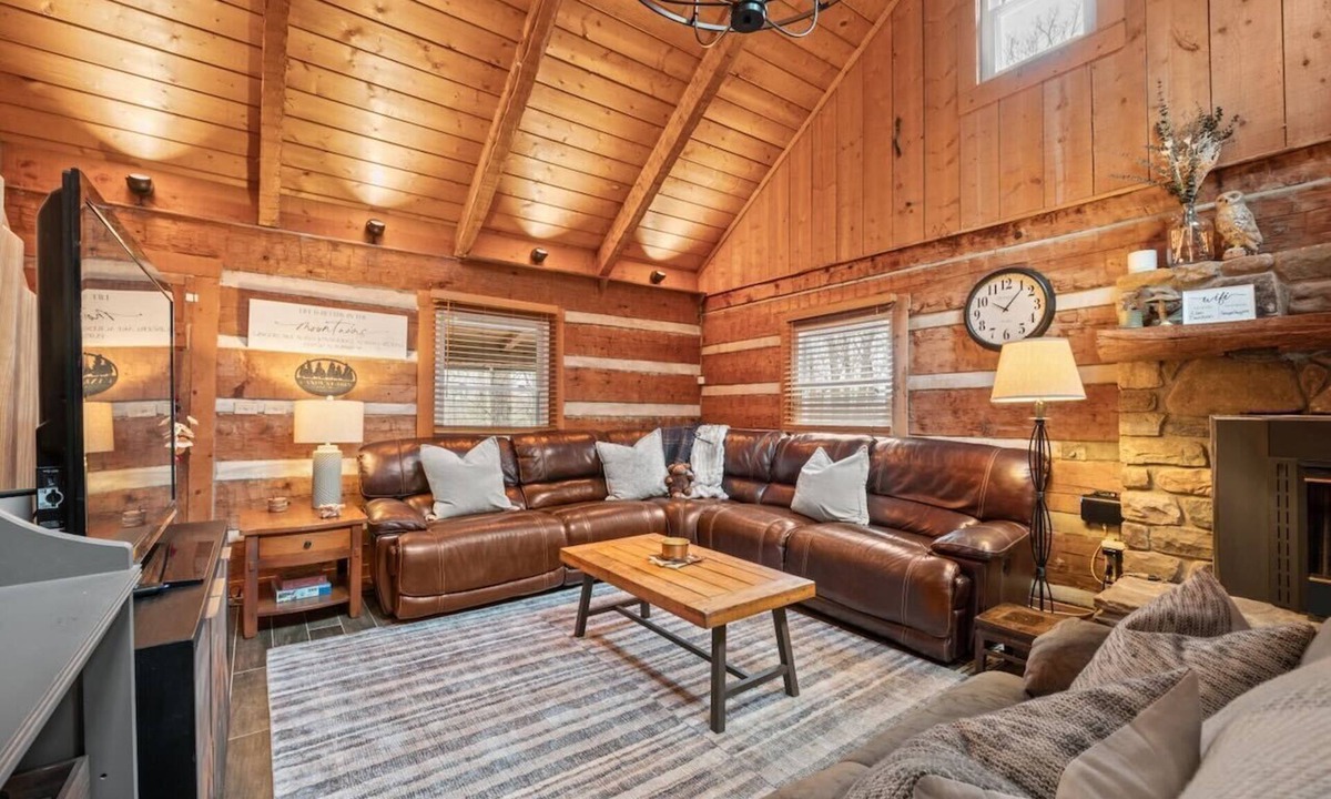 Newland Cabin | Ginger Stag Cottage a Rustic 5BR Cabin Near Grandfather Mtn, Linville & Blue Ridge Parkway Sleeps 12 | 5 Bedrooms | 3 Bathrooms | Firepit | WiFi | Two Fireplaces | Outdoor Grill | Family-Friendly | Remote Work Ready
