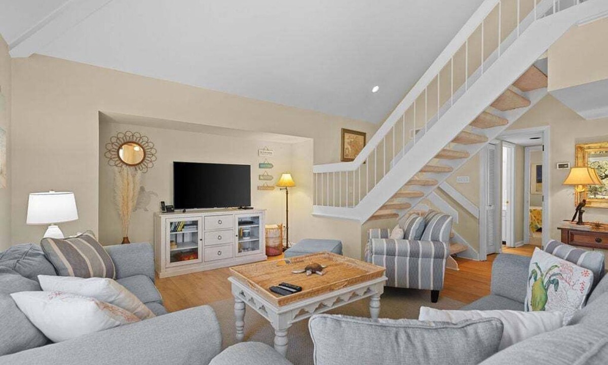 Spinnaker Beachhouses Villa | Golf Views! Screened Porch! Close to Beach, Pools, Golf, Dining! Amenity access included! 2 Dogs!