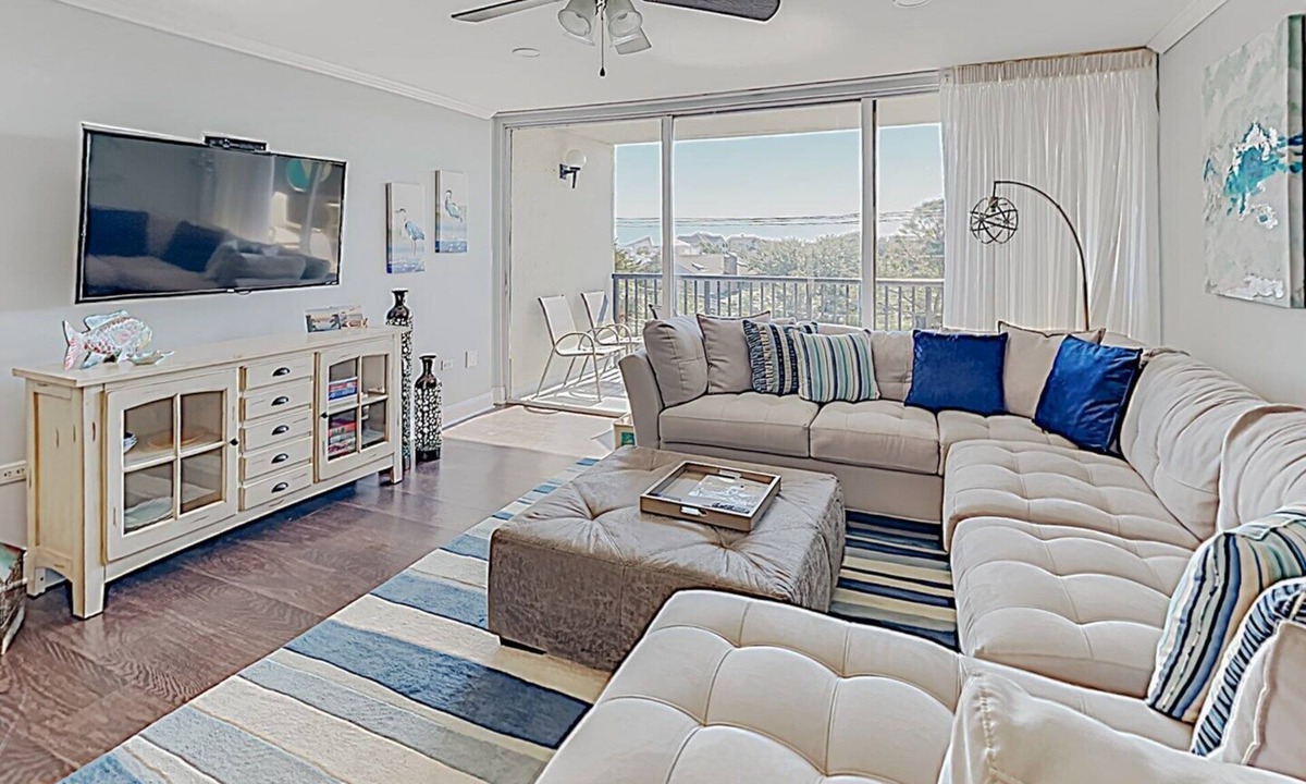 North Litchfield Beach Condo | Gorgeous, Minutes to Beach, Updated Retreat 414