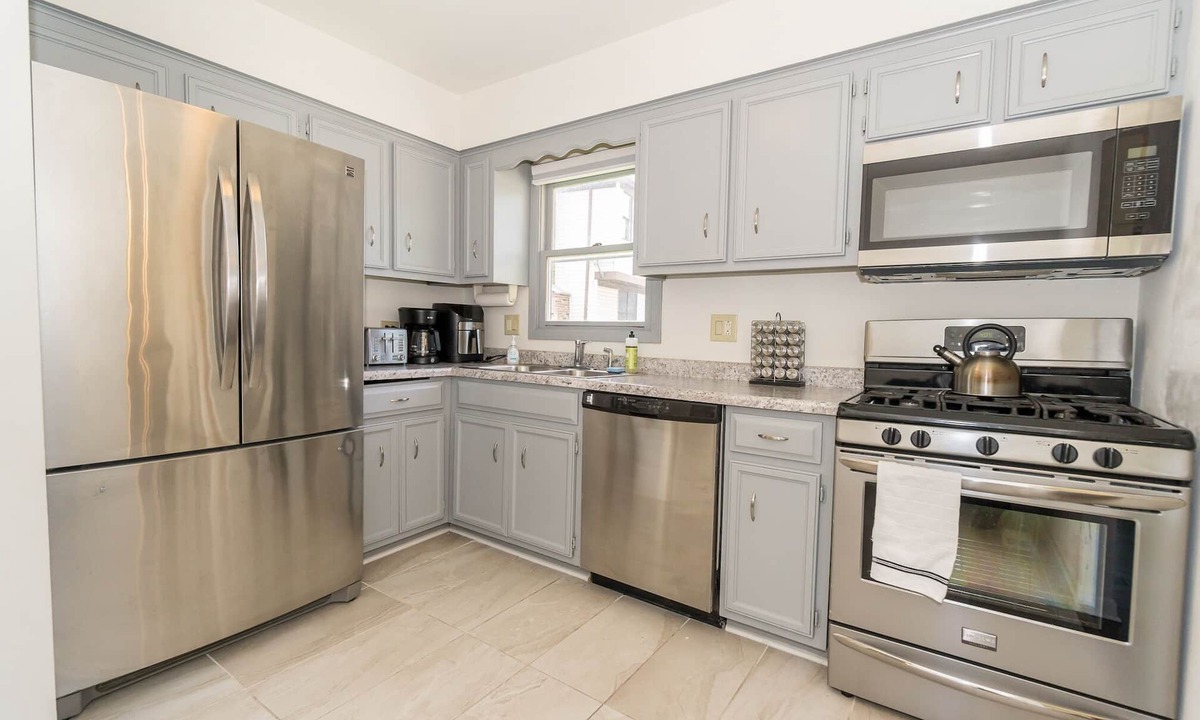 Carol Stream House | Great Value 3BR 2.5BA Game Rm Free Park, Safe Area