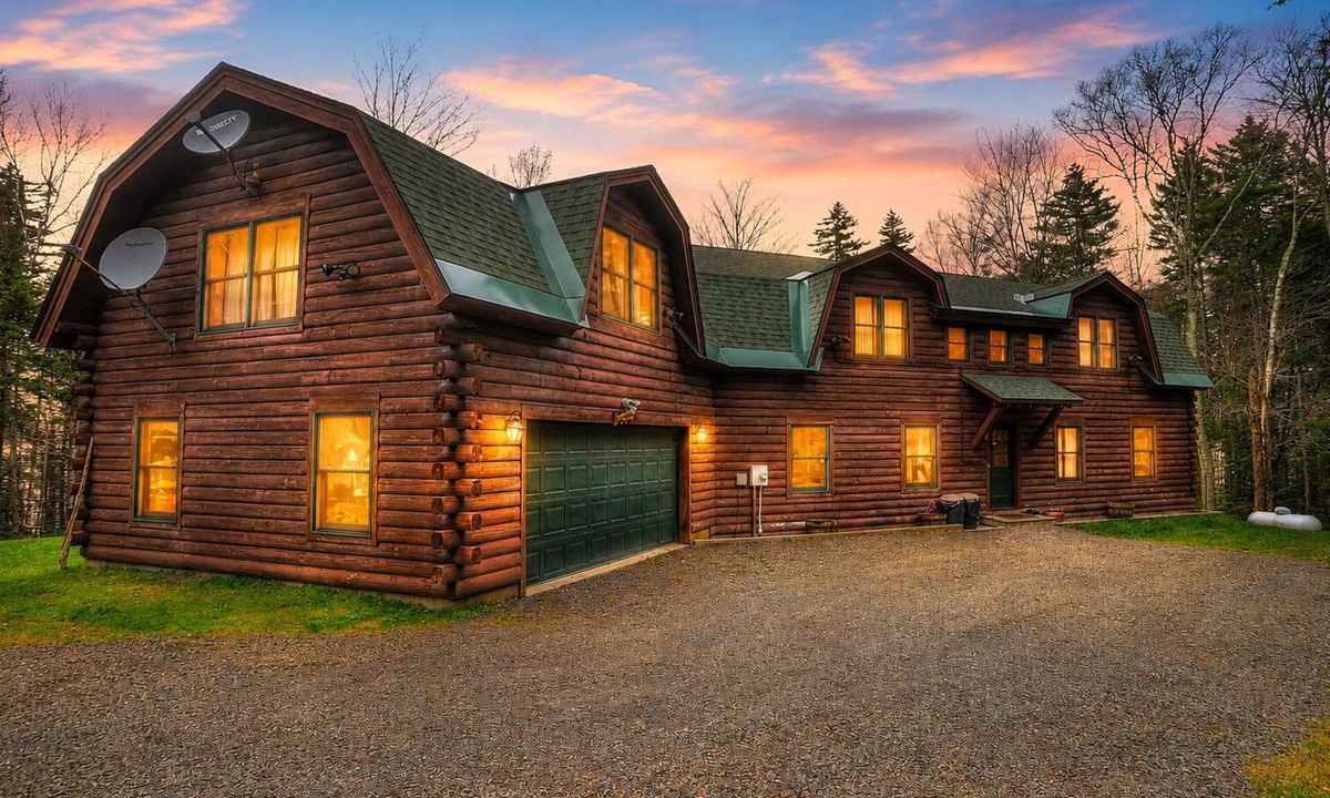 Rangeley Plantation House | 🐾Halls on Mooselookmeguntic - Beautiful Log Home on Mooselookmeguntic Lake, dog friendly