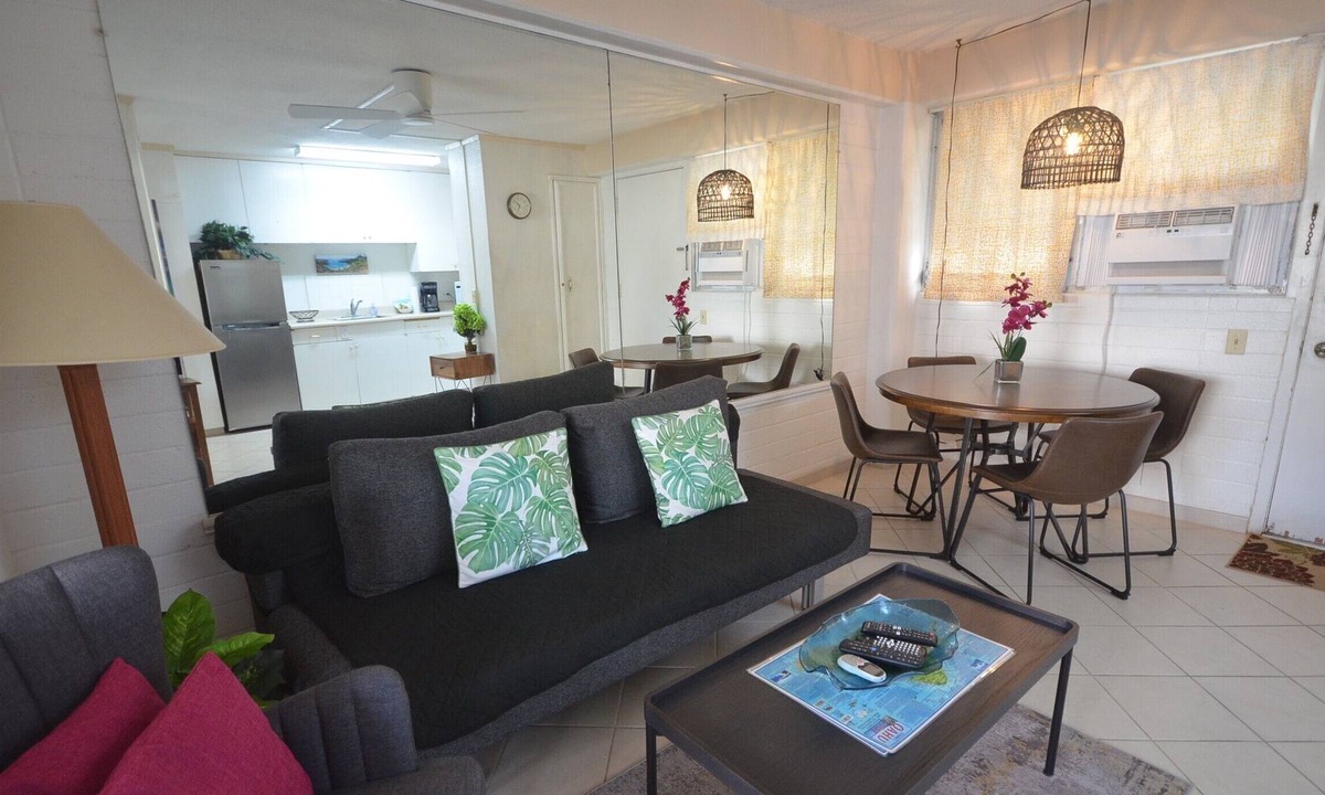 Diamond Head - Kapahulu - St. Louis Apartment | Hawaiian King 501 Studio, Pool and BBQ Grill, Sleeps 4
