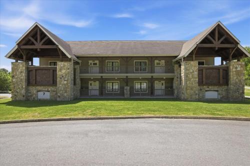 Pigeon Forge Apartment | Hearthstone Lodge- 4 Private UnitsKing BedsPatio