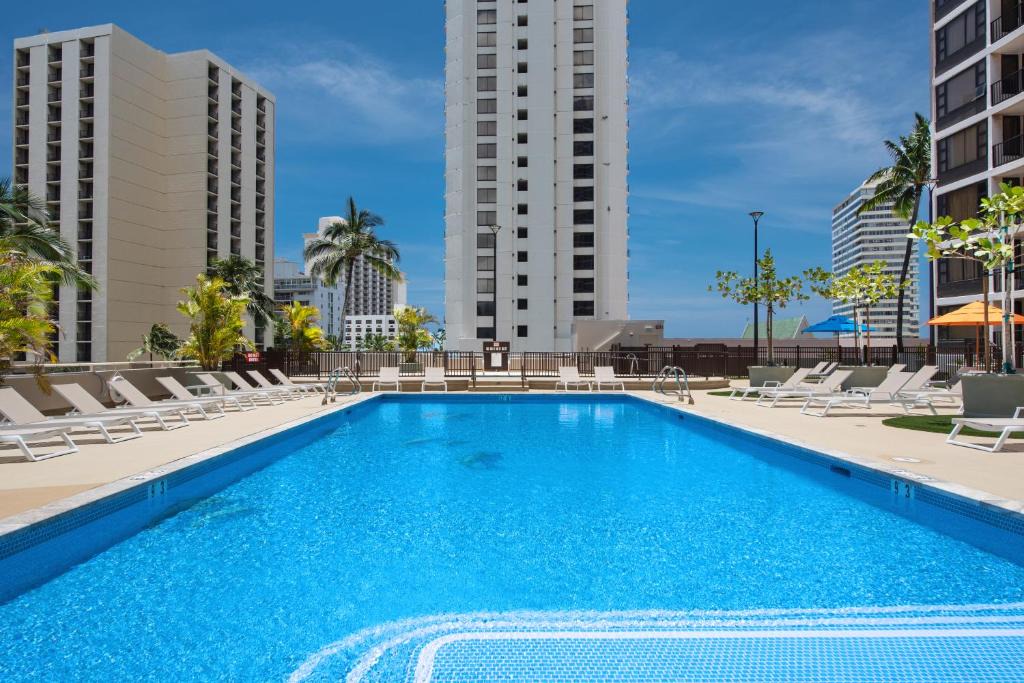 Waikiki Apartment | High-floor stylish ocean view condo with parking