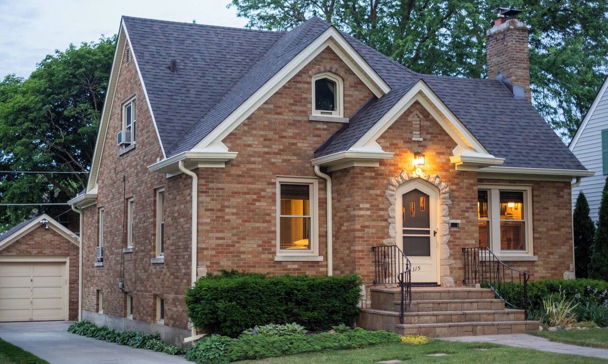 Elgin House | Historic Cottage- Luxury and Charm- Gas Fire Place- Patio- Freshly Renovated