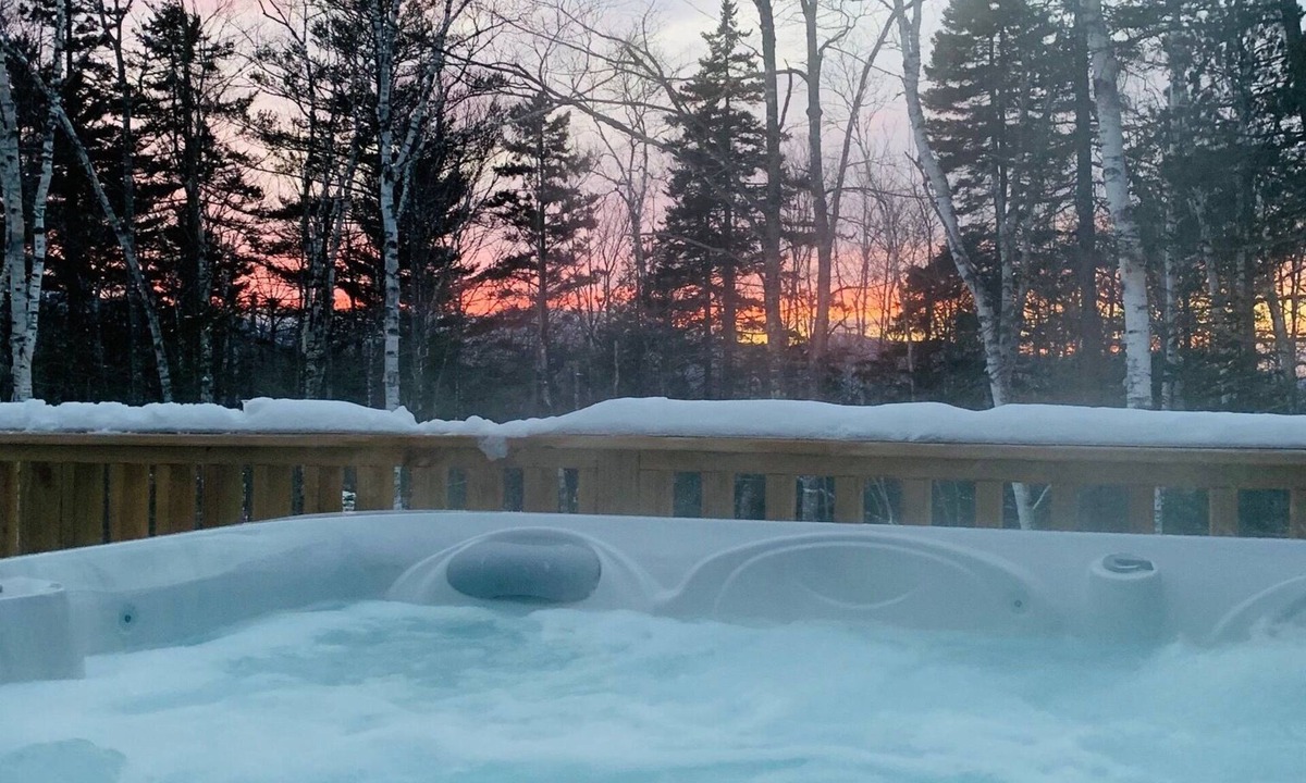 Carrabassett Valley House | HOT TUB! PAC-man! Outdoor fun!Close to Sugarloaf! Hiking and biking!