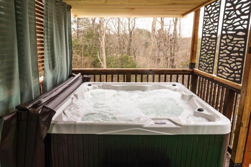 Spruce Pine House | Hot Tub, Private 3 Bed Lodge, 1 mile from Blue Ridge Parkway, Giant Jenga, Families Welcome!