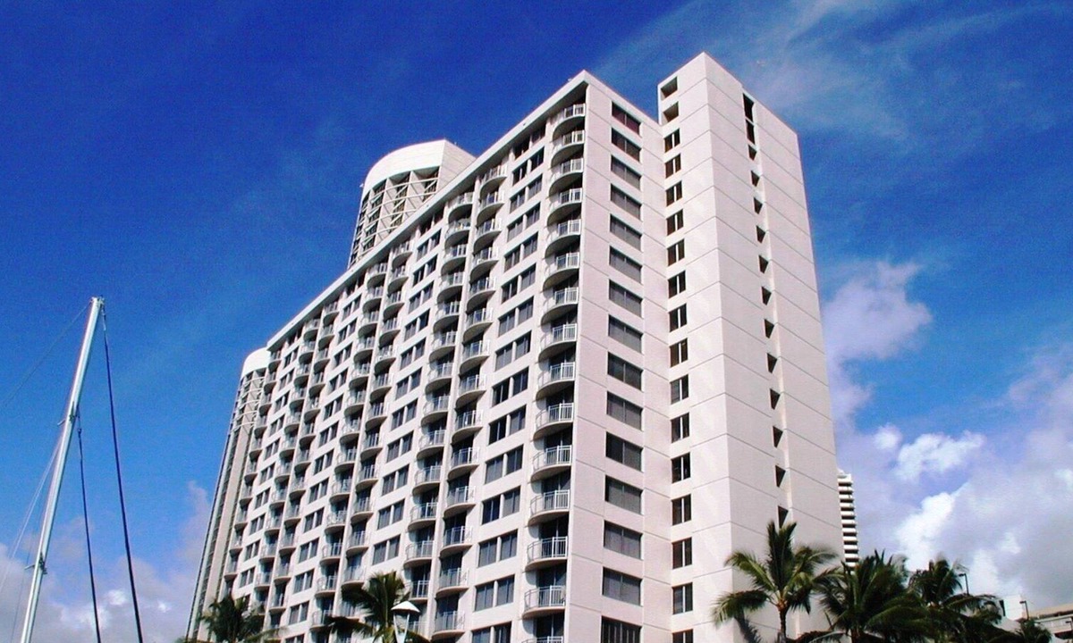 McCully - Moiliili Condo | ILIKAI MARINA OCEANFRONT 90-STUDIO WITH FULL KITCHEN