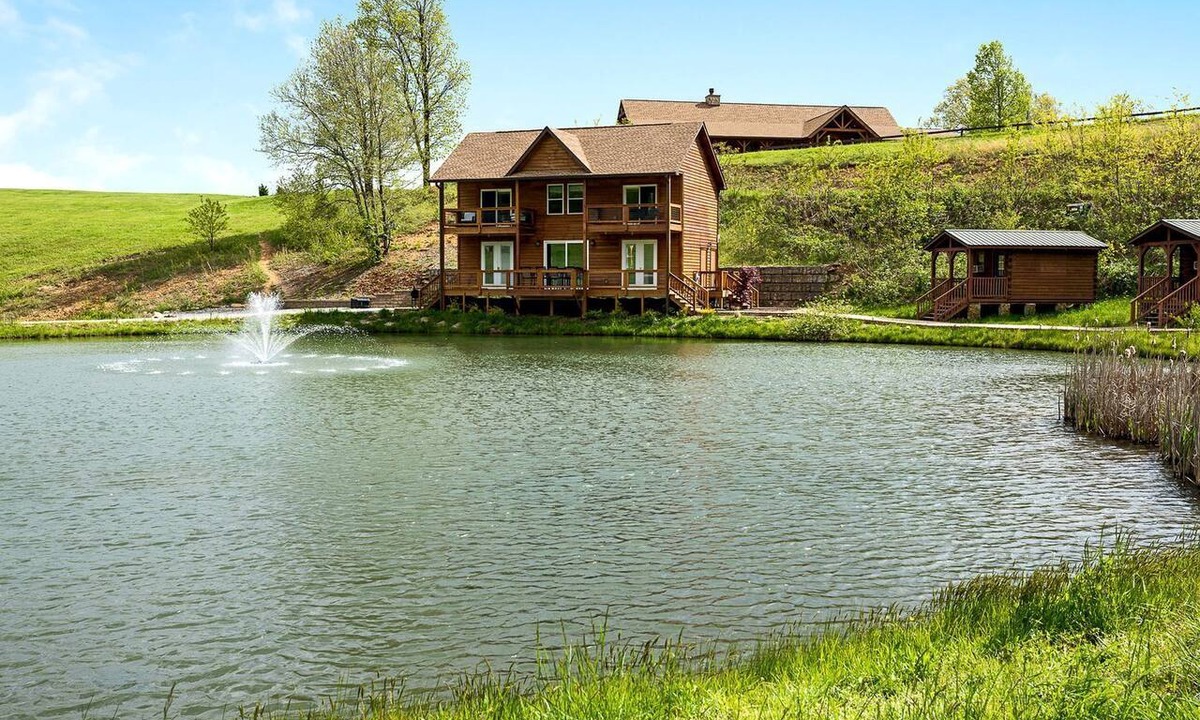 Purlear Cabin | Incredible Waterfront Cabin for a Peaceful Family Getaway near Purlear, North Carolina