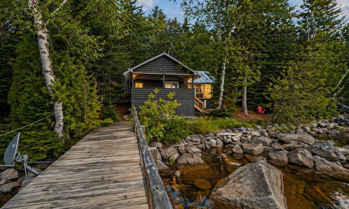 Rangeley House | 🐾Kadel - Maine log home on Mooselookmeguntic Lake filled with rustic charm, dog friendly