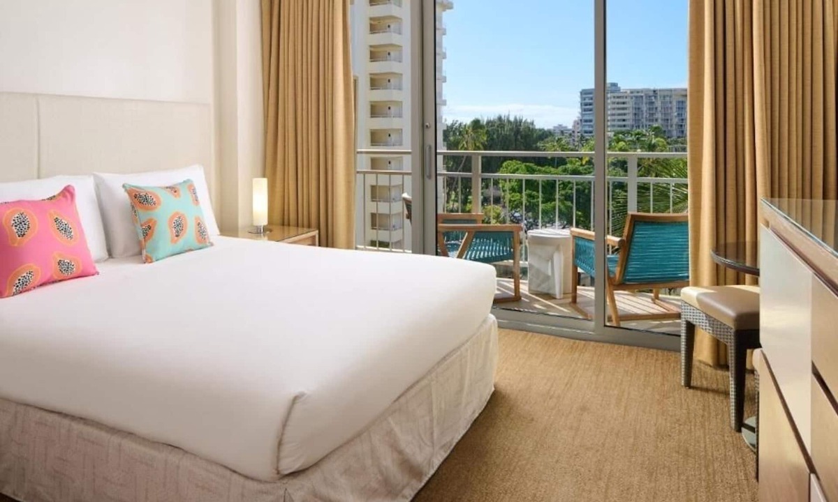Diamond Head - Kapahulu - St. Louis Hotel | Kaimana Beach Hotel | Classic Queen | Beachfront Getaway