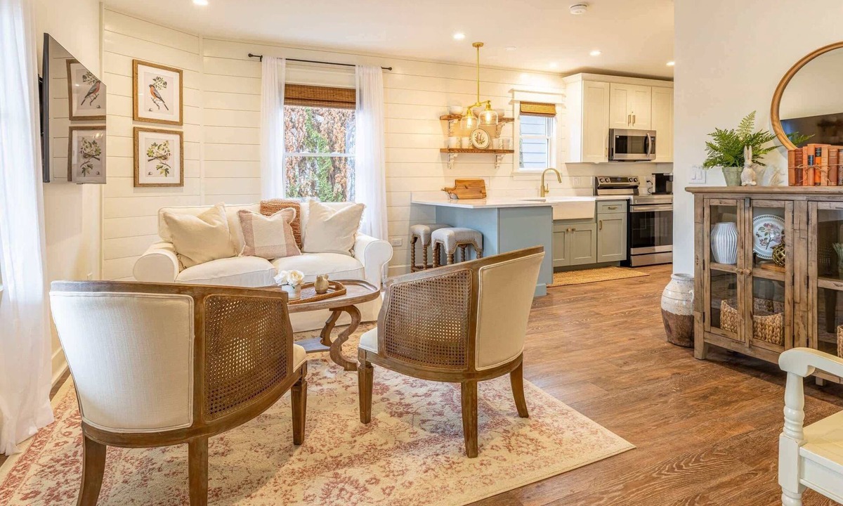 West Dundee Apartment | Kildahl House - Boutique Farmhouse Suite #1
