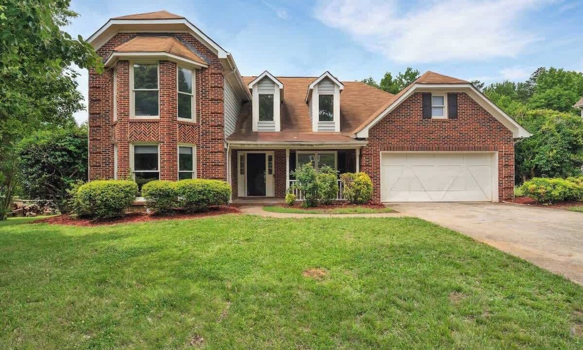 Charlotte House | King Bed - Large Yard - Near UNCC - Concord Mills