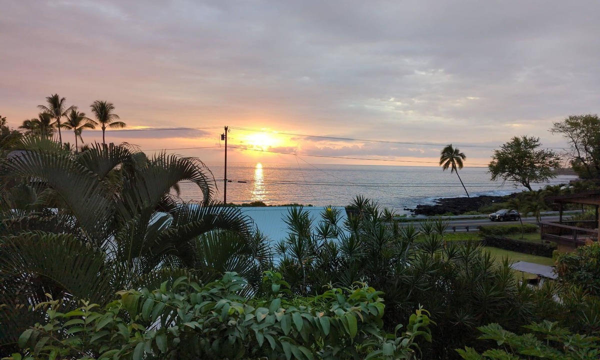 Kahaluu Bay House | Kona Lighthouse Hawaii - FAMILY BEACH HOUSE