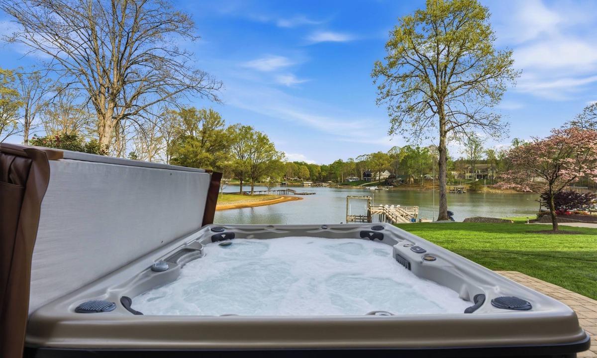 Lake Norman of Catawba House | Kool Breeze by AvantStay | Boat Ramp + Hot Tub