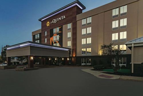 North Olmsted Hotel | La Quinta Inn & Suites by Wyndham Cleveland Airport West