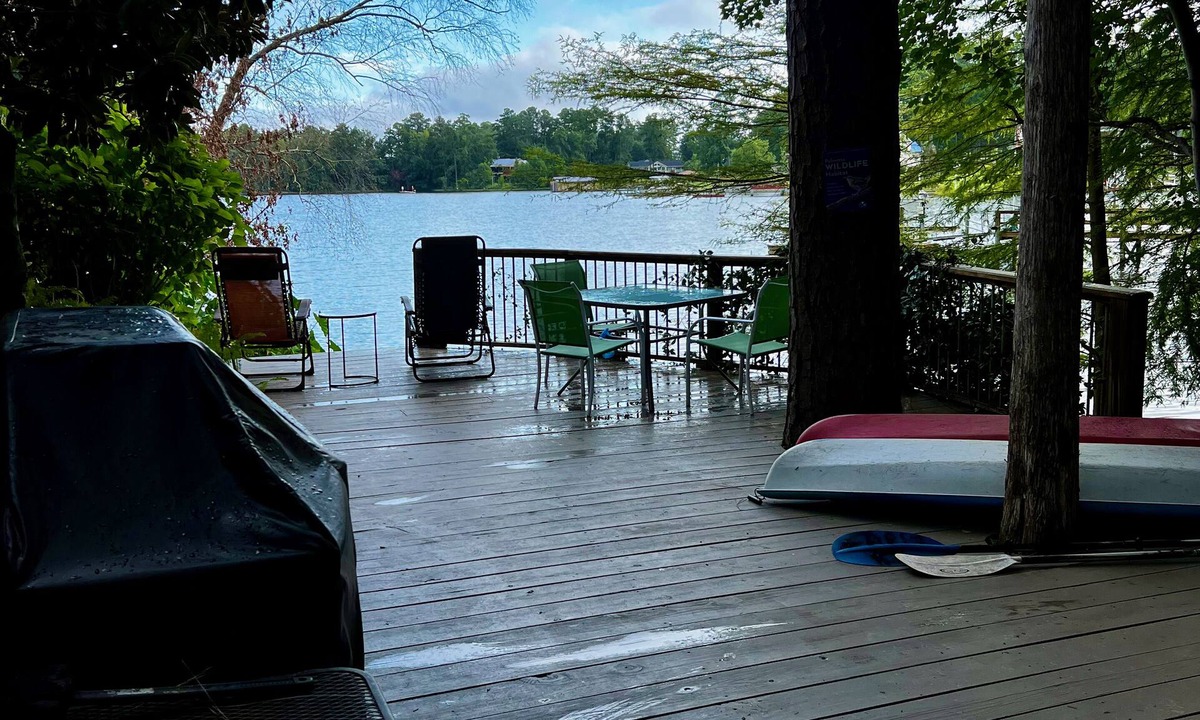 Gilbert House | LAKE COTTAGE WITH DECK - 5 Star - 2 kayaks - 40 minutes to Columbia
