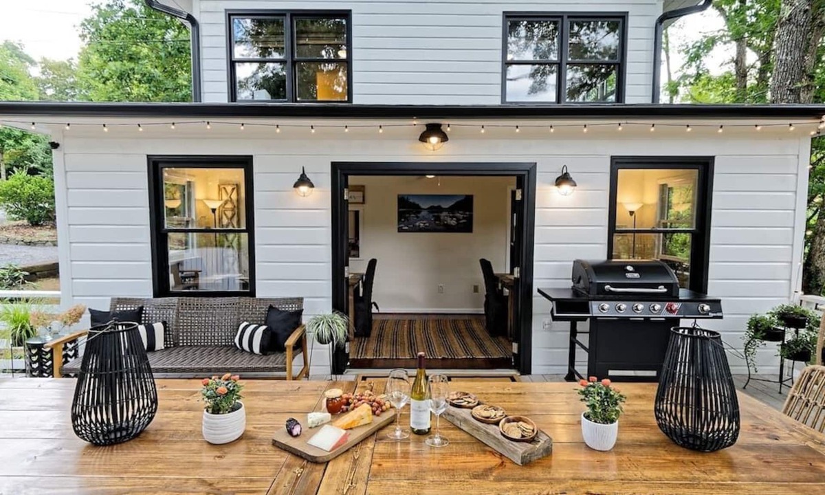 Black Mountain House | LAKE-FRONT! Amazing Covered Patio, Hot tub, Sauna, walk 2 town, chrgr, sleeps 17
