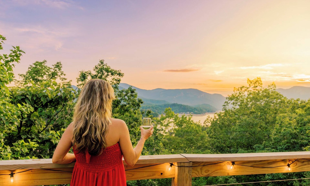 Sunset Cove House | Lake-View Family Retreat, Sleeps 15, Hot Tub, Game Rm, Fire Pit