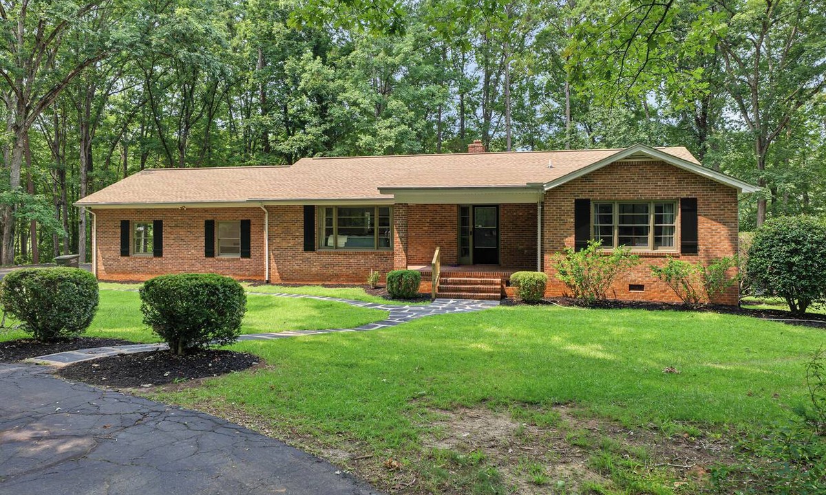 Clarksville House | Lakefront 5BR Retreat w/Private Dock —Boat Ramp Across Street — Sleeps 14+