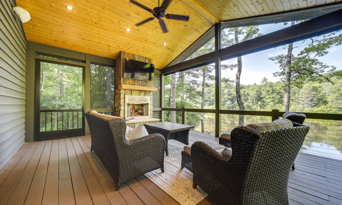 Glenville House | Lakefront Gem w/Fire Pit in Chinquapin Resort!