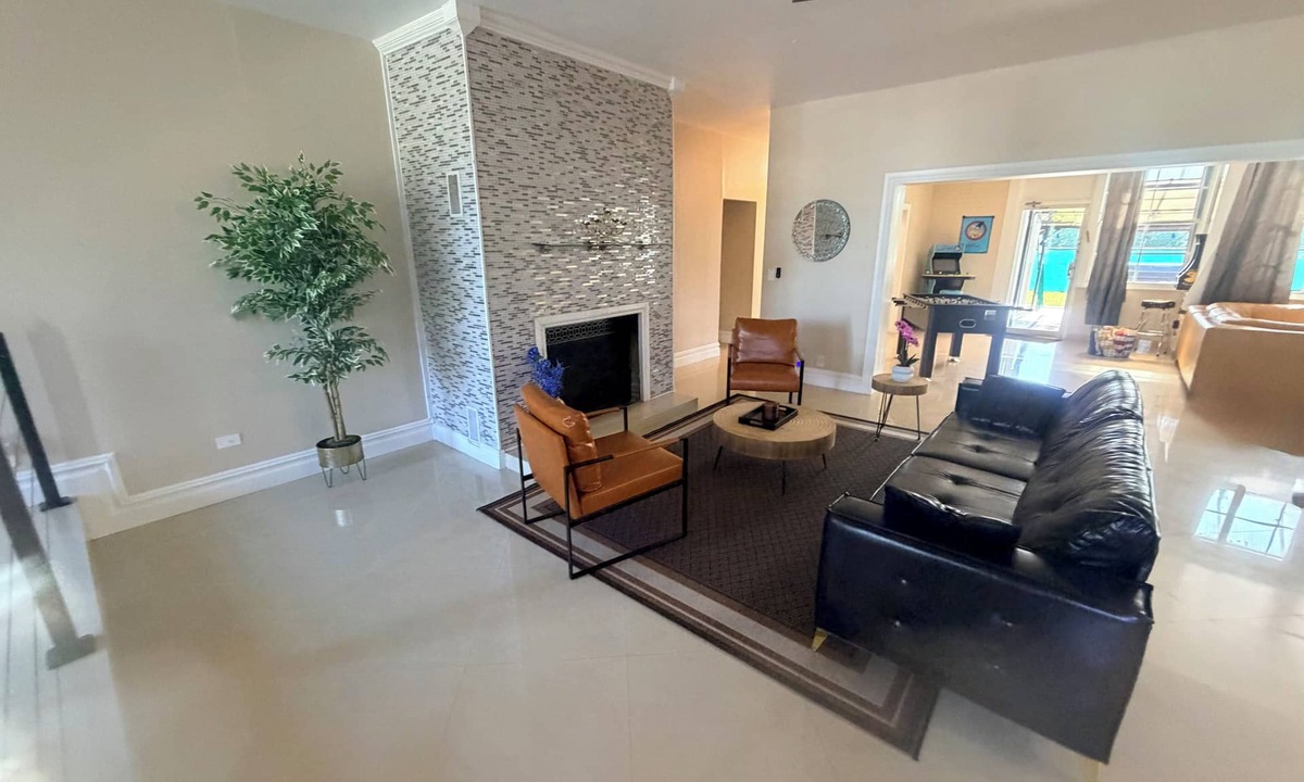 Hallandale Beach House | Large 10 person lake front 4-bedroom Jacuzzi home in Hallandale Beach