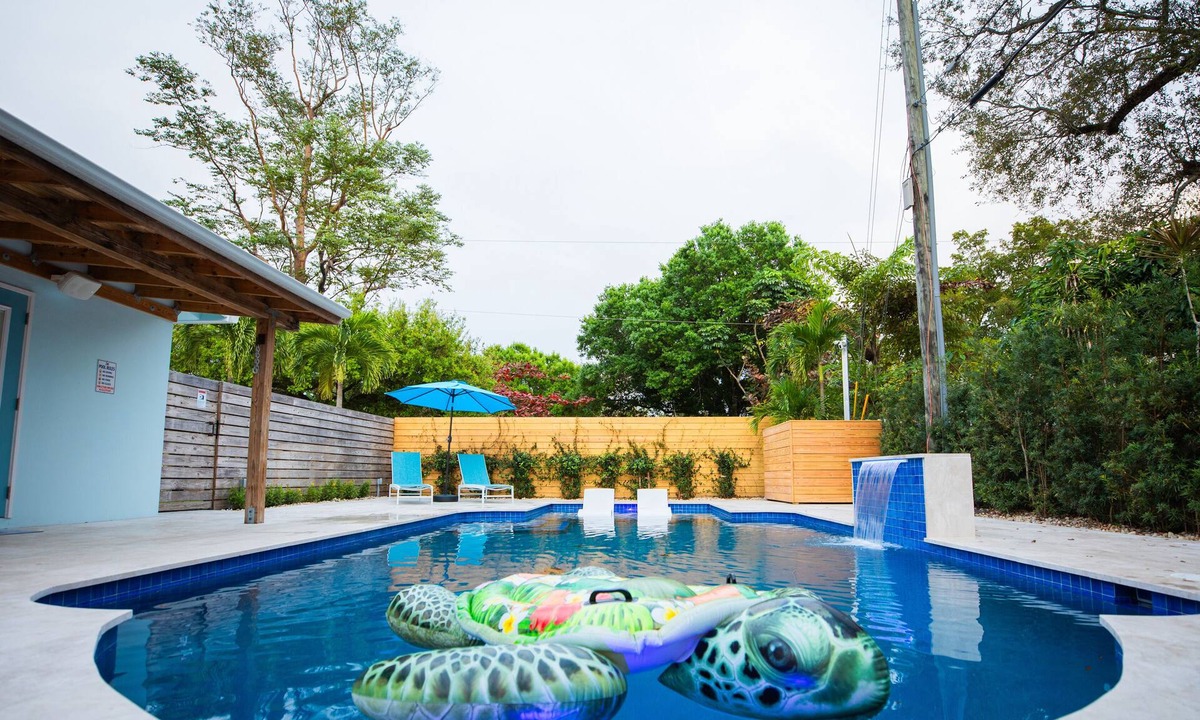 Riverside Park House | Las Tortugas Modern Beach Oasis. Heated pool, Saltwater Filter Tiki Hut.