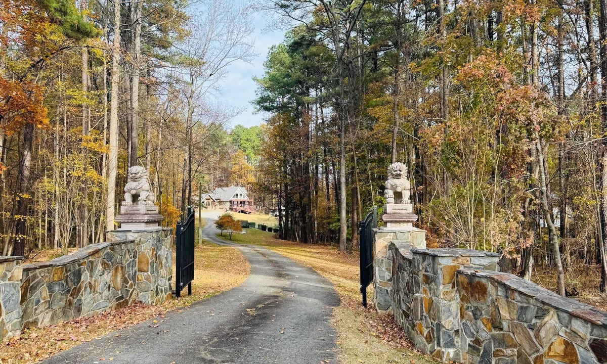 Umstead Villa | Lioncrest Estate | Pickleball Cinema Near RDU 5-Acres