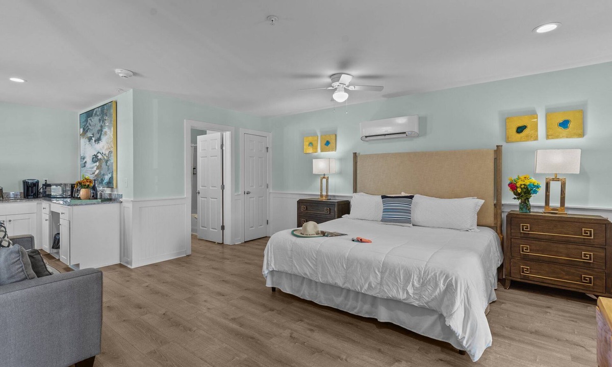 Surf City Hotel | Loggerhead Inn & Suites - King Suite in hotel in Surf City, North Carolina
