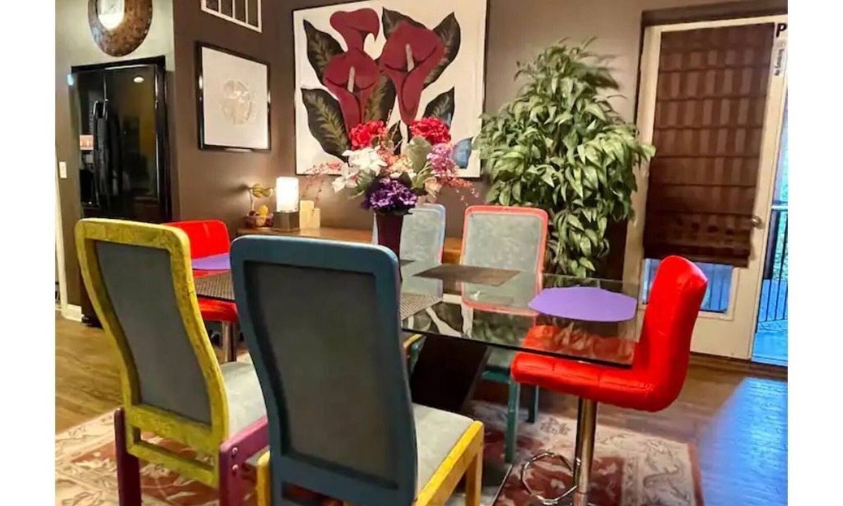 Woodlawn Condo | Lovely Quiet, Safe 6-Bedroom in 2 Condos Suite by McCormick Place and Midway!