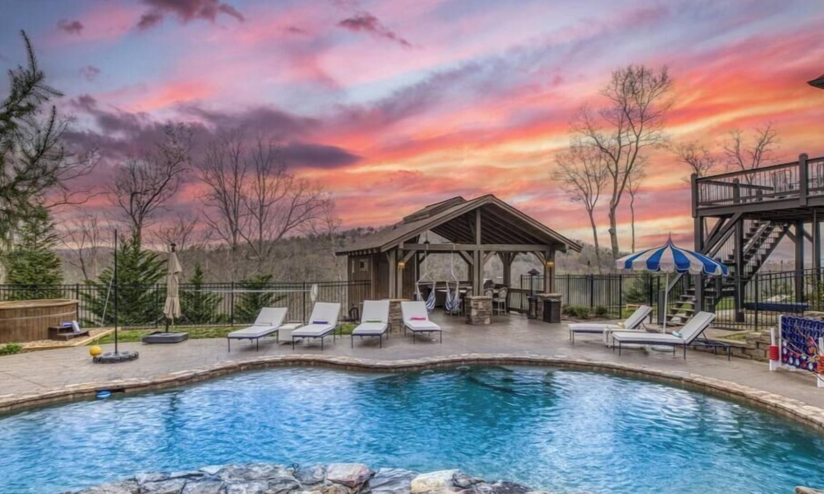 Blue Ridge Cabin | LUX 8 King Mountain Retreat – Sleeps 25, Stunning Views & Exclusive Furnishings!