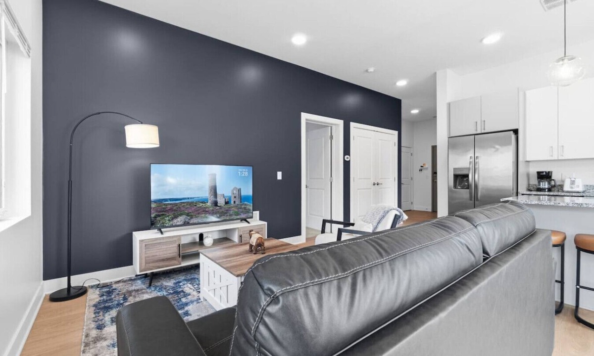 Little Italy Apartment | Luxe Lil` Italy 2BR | Sleeps 6 | Free Parking+Gym