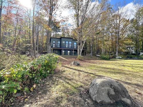 Dryden House | Luxe Modern Lakefront Oasis - Hot Tub, Sunset Views, Pet & Family Friendly! Close to UMF!