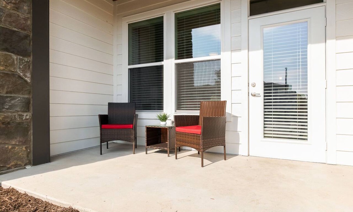 Dixie - Berryhill Apartment | Luxury Apt | Work from here | King Bed | Fast WiFi |6mi to CLT✈️