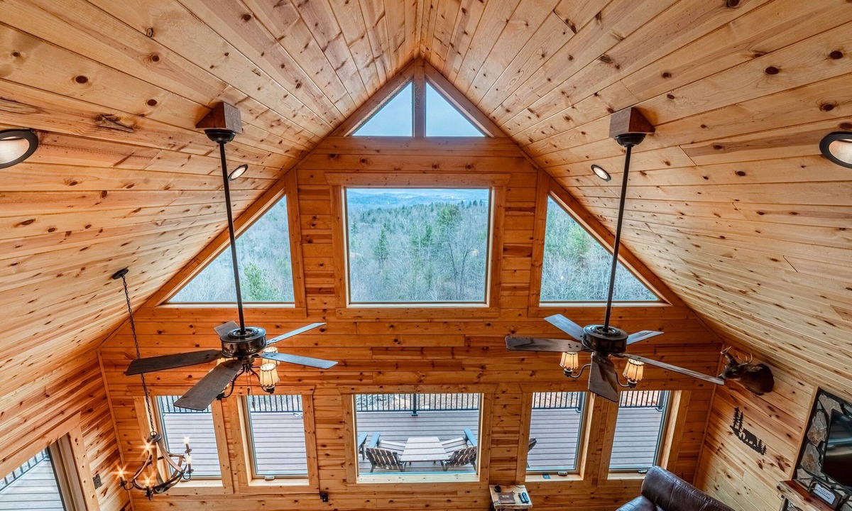 Boomer Cabin | Majestic Oasis - Stunning views, hot tub, fireplace, outdoor fire pit, Wi-Fi