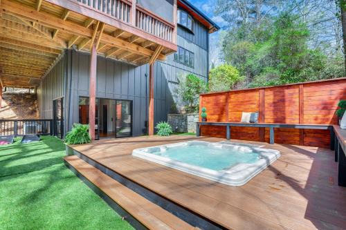 Sandy Springs House | Mid-Century Modern Luxe Retreat w/Hot Tub & Decks