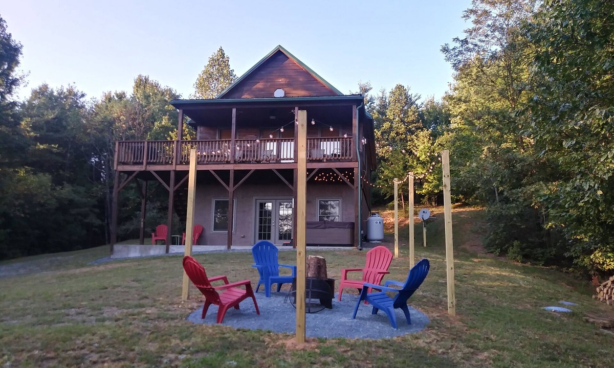 Purlear Cabin | Misty Mountain Retreat - Hot Tub/Pet Friendly/Wi-fi/Scenic Mountain Views